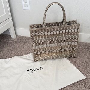 Furla Opportunity large tote bag - gold arch logo pattern
